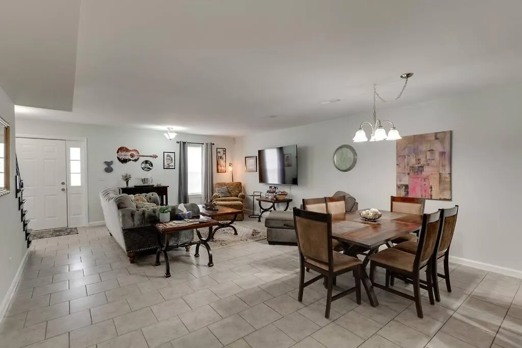 Daire Beautiful 3 Bedroom- Free Parking 2M To Broadway Nashville
